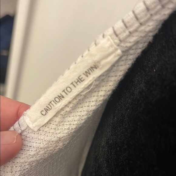 Caution to the Wind | Women’s Gray and White Wrap Ruffled Tank Top Size Medium - Picture 4 of 4